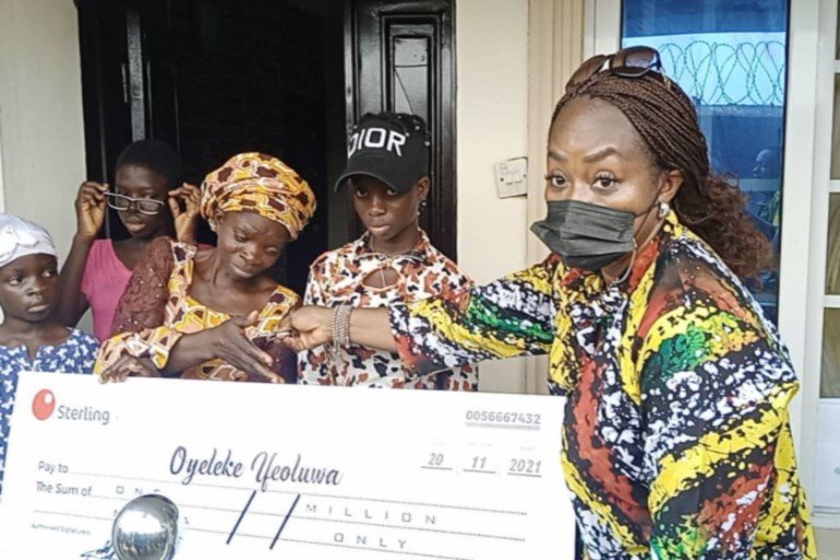 The presentation of the N1 million cheque to the Oyeleke family in Lagos.