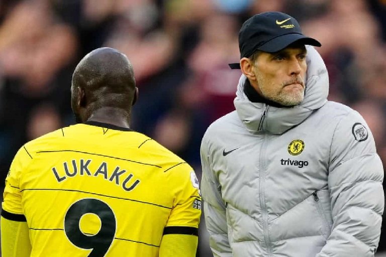 Thomas Tuchel pictured with Romelu Lukaku during Chelsea's defeat at West Ham Chelsea