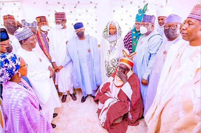 The bride, Fatimah Adamu in a group photograph with dignitaries at her wedding ceremony