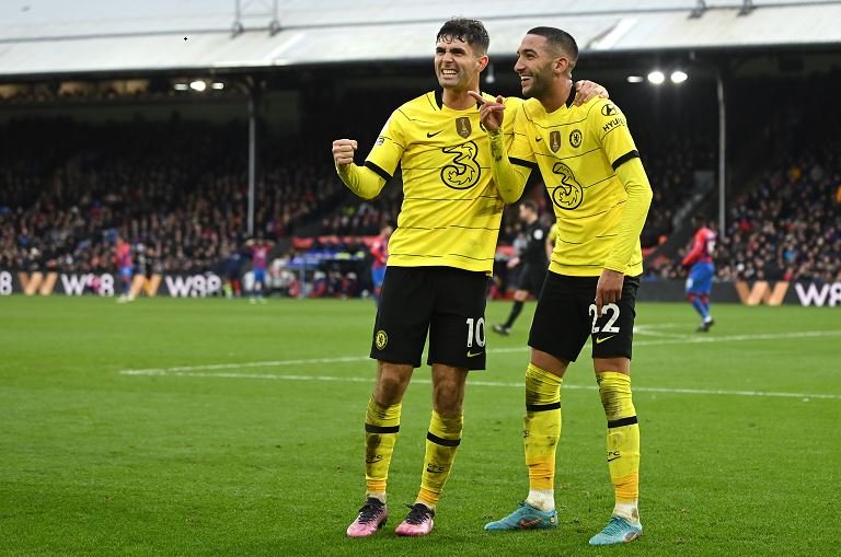 Christian Pulisic celebrates with Ziyech after Chelsea grabbed a late, late goal