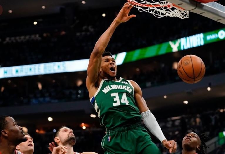 Giannis led the Bucks with 33 points, 9 rebounds and 3 assists