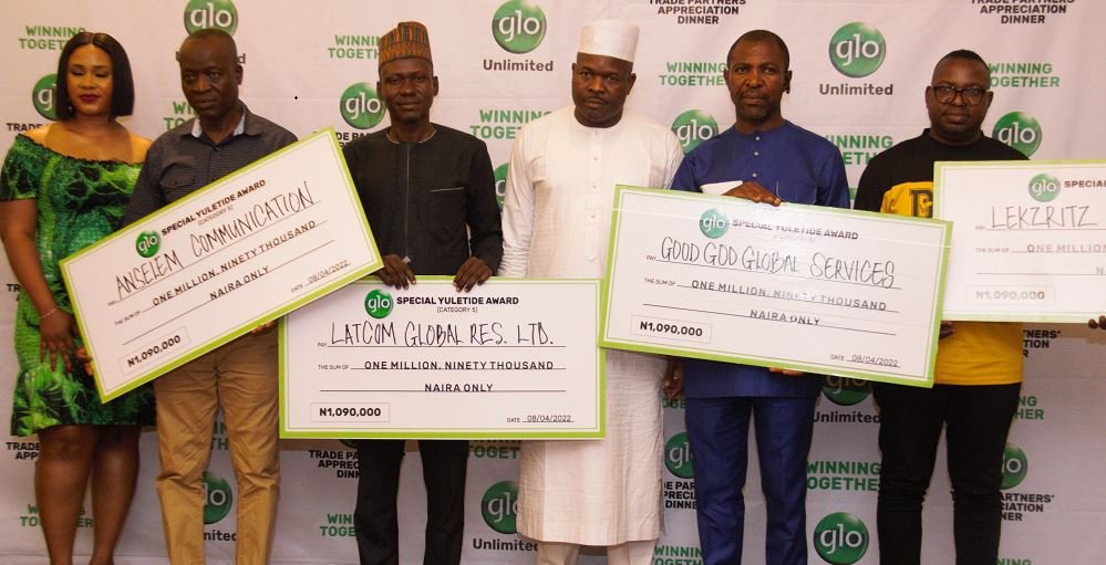 (L-R): Brand Specialist, Globacom, Monisola Olofintuyi, Managing Director, Anselem Communication, Mr. Anselem Agwu, Managing Director, Latcom Global Resources Limited, Mr. Shehu Shola Lateef, Regional Manager, Globacom, Kaduna, Mr. Fatai Kilani, Managing Director, Good God Global Services, Mr. Michael Chukwu and CEO, Lekzritz Telcomms, Mr. Alex Uche Okoh during Globacom’s 2022 Dealer Appreciation Gala held in Lagos on Friday