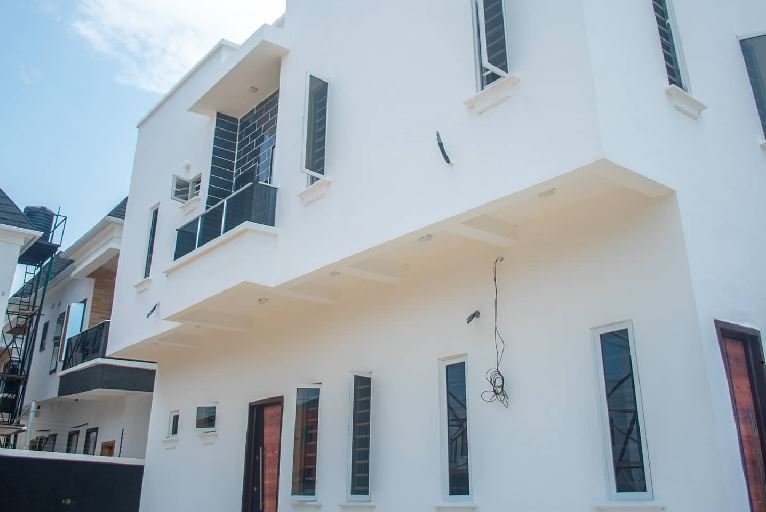 Mandy's Lekki apartment has 4 bedrooms, 5 toilets, 4 bathrooms, 2 kitchens and a studio apartment