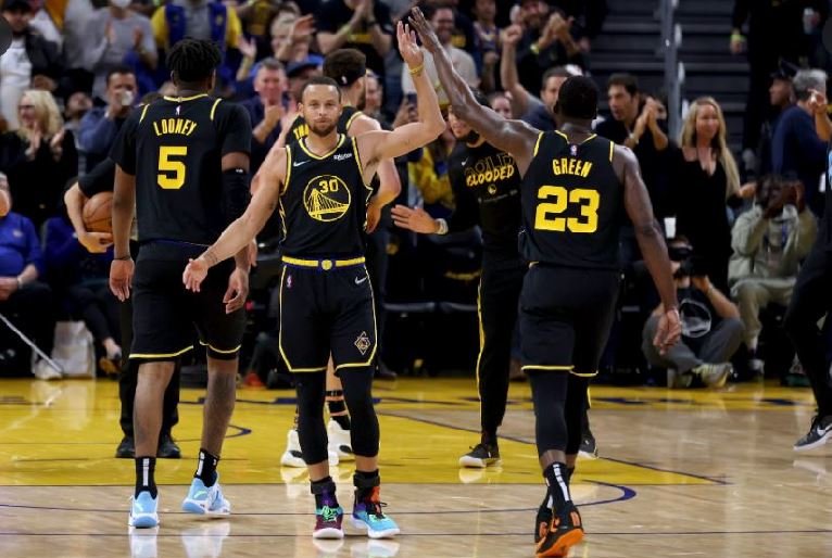 Stephen Curry scored 30 points as Warriors beat Nuggets to reach the semis