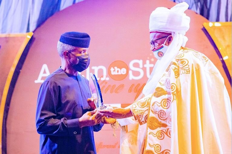 The Etsu Nupe, HRH Yahaya Abubakar presenting Vice President Yemi Osinbanjo with the LEADERSHIP Person of the Year Award 2021 at the LEADERSHIP Annual Conference & Awards 2021 at the International Conference Centre in Abuja, on Tuesday.