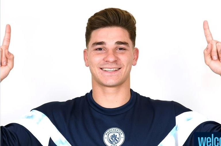 Julian Alvarez joins Manchester City