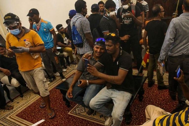 Many Sri Lankan protesters posed for selfies after entering the palace