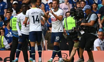 Harry Kane scored a late goal as Tottenham grabbed a point against Chelsea at Stamford Bridge