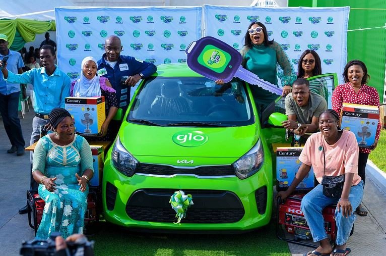 Mrs. Adeife Abiodun-Adeyemi poses with other beneficiaries of Glo Festival of Joy