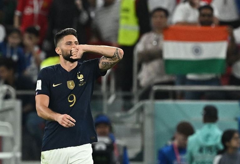 Olivier Giroud celebrates breaking all time goalscoring record for France