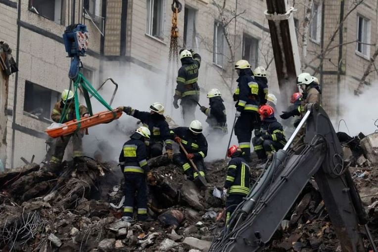 Emergency personnel retrieve a dead body at the site where an apartment block was heavily damaged by a Russian missile strike, amid Russia's attack on Ukraine, in Dnipro, Ukraine January 15, 2023.