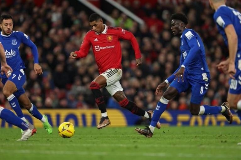 Marcus Rashford scored a late penalty for Manchester United against Everton