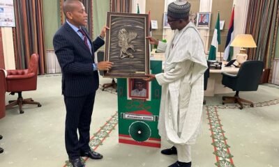 Pastor Seyi Malomo presents gift to President Muhammadu Buhari 1