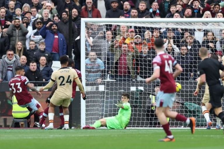 Emerson rushed onto a header from Bowen to draw West Ham level against Chelsea