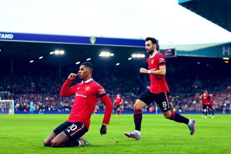 Marcus Rashford celebrates his goal with Manchester United Bruno Fernandes