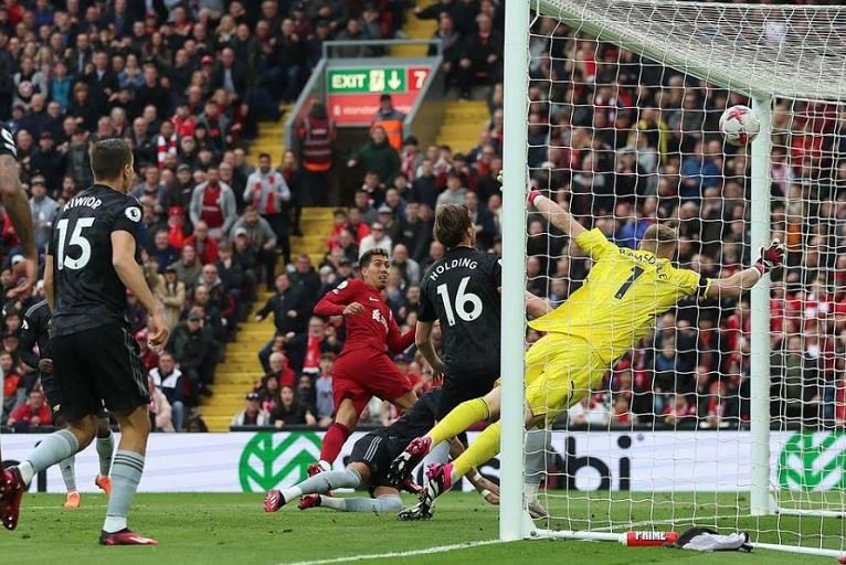 Roberto Firmino scores Liverpool's second goal against Arsenal