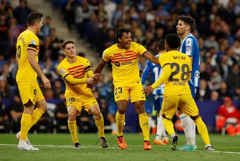 Barcelona's Jules Kounde celebrates scoring their fourth goal with Robert Lewandowski, Gavi and Alex Balde/ Reuters