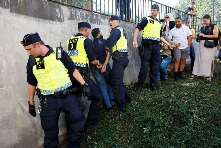 Protesters loot shops as UK riot worsens