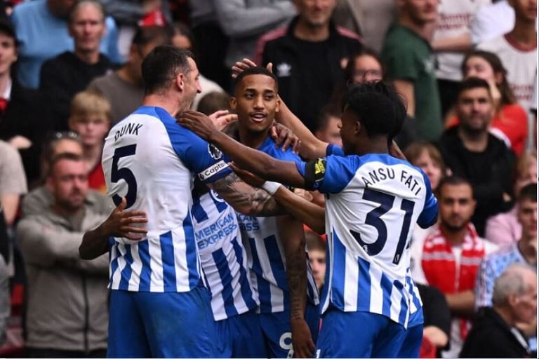 Brighton thrash Manchester United as Old Trafford crisis continues