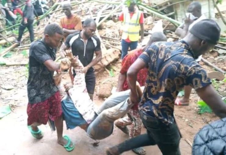Citizens help evacuate residents of the collapsed building in Anambra, North East Nigeria