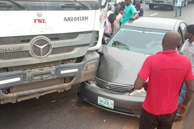 A crash involving a car and a truck occurred in the early hours of Friday at Magboro, Lagos-Ibadan expressway