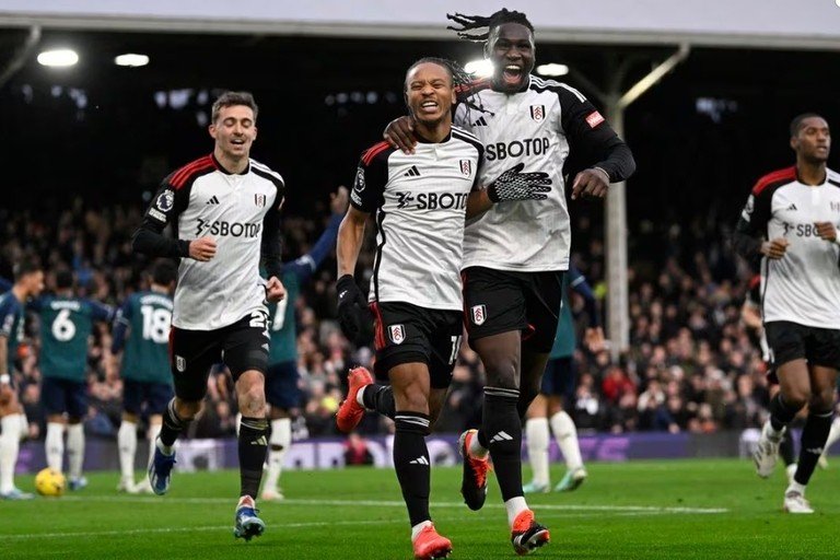 Arsenal lose at Fulham and miss chance to go top