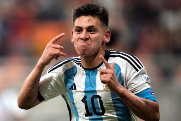 Claudio Echeverri joins Man City from River Plate