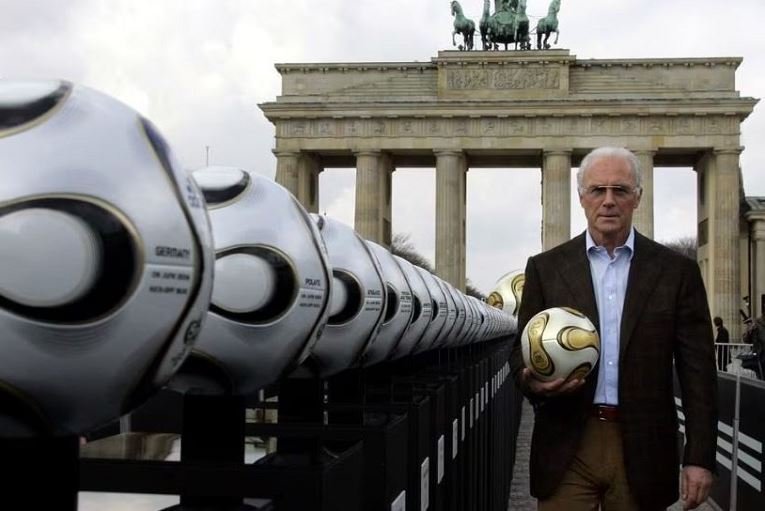 Franz Beckenbauer, President of Germany's World Cup organising committee, holds a golden soccer ball during a presentation next to the Brandenburg gate in Berlin, Germany April 18, 2006. REUTERS