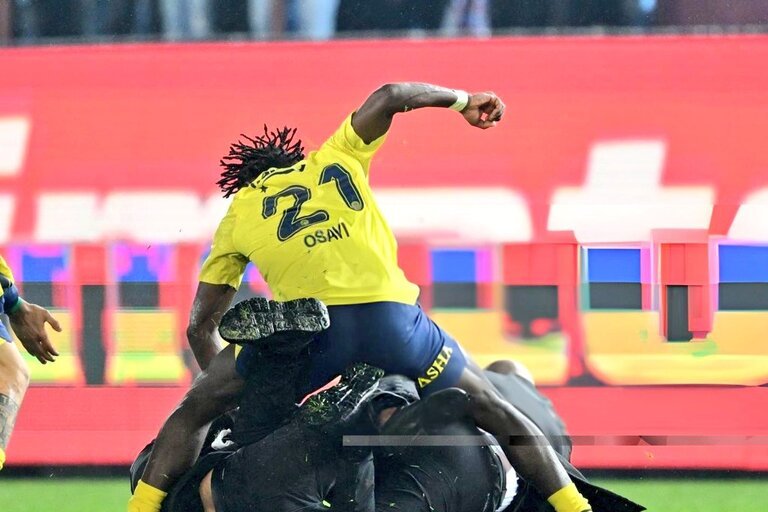 Osayi-Samuel defends Fenerbahce teammates against violent pitch invaders