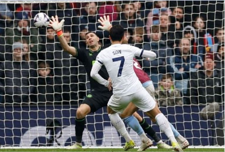 EPL: Tottenham crush 10-man Villa to boost top four bid