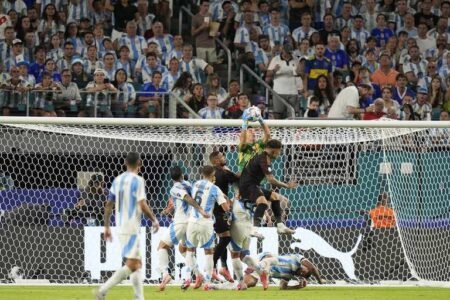 Martínez scores twice as Argentina beat Peru without Messi