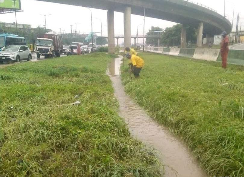 PICTURES: Lagos govt clears flood on Iyana Oworo road