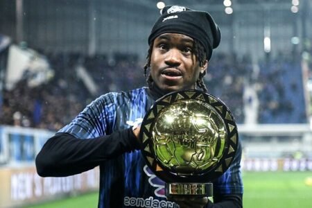 Ademola Lookman presents CAF POTY award to cheering Atlanta fans