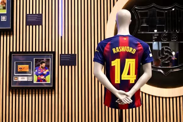Marcus Rashford joins Barcelona on season-long loan from Manchester United
