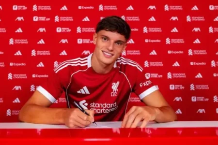 Liverpool sign teenage defender Giovanni Leoni on six-year deal