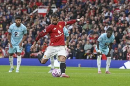 Fernandes’ late penalty saves Man United after Burnley scare