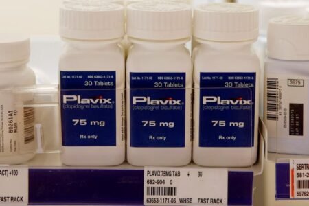 Bottles of Plavix are displayed on the shelves at a pharmacy in North Aurora, Illinois July 24, 2008. Bristol-Myers Squibb Co, which sells leading blood clot preventer Plavix, on Thursday dismissed Eli Lilly and Co's rival Effient drug as a "niche" product that has harmed or failed to help three groups of patients in a big study clopidogrel